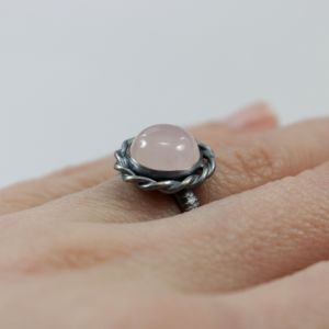 kwarc różowy, srebrny pierścionek, srebro,  biżuteria srebrna, pierścionek z kwarcem, chileart, srebro fakturowane, srebro rzeźbione